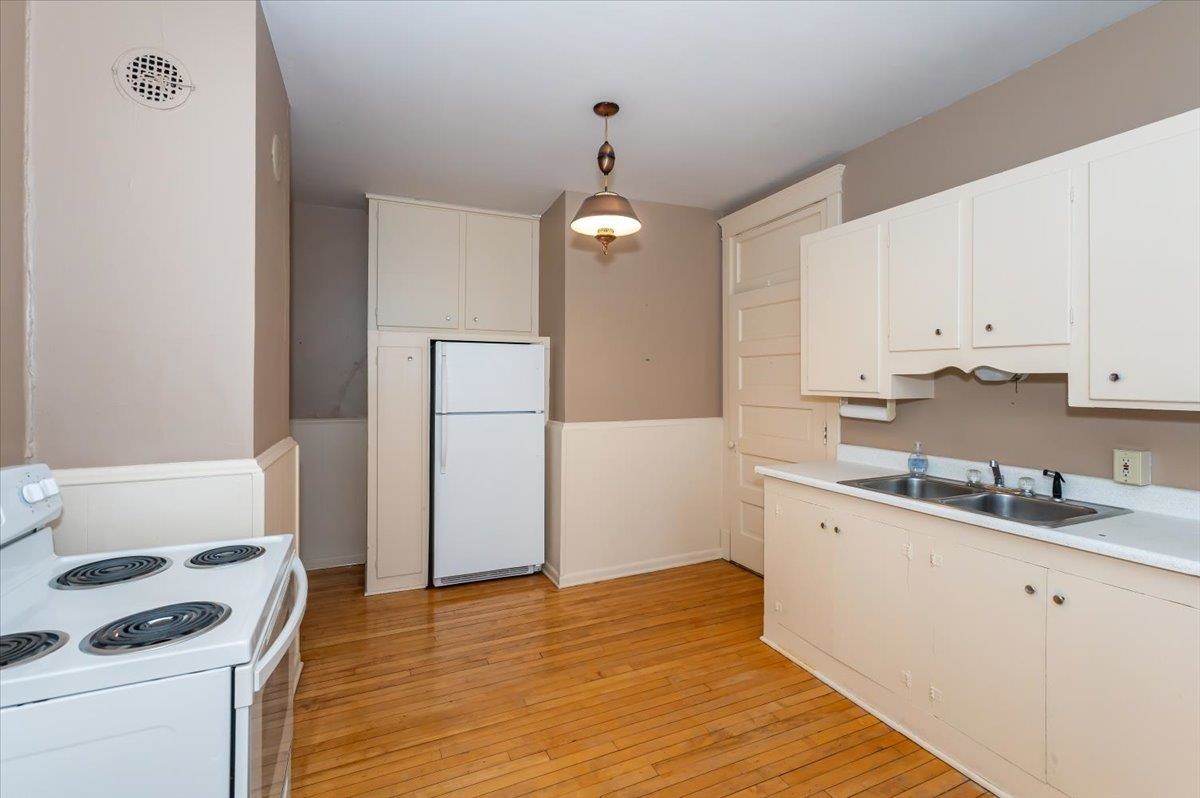 2510 East Superior Street Duluth, MN 55812 - Photo 9 of 33 1st Floor Kitchen