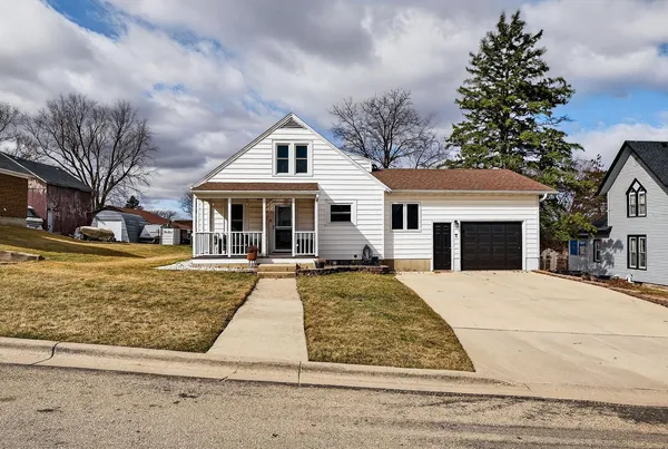 $212,500 | 305 South Warren Street, South Wayne, WI 53587
