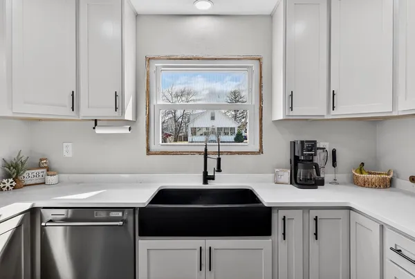 $212,500 | 305 South Warren Street, South Wayne, WI 53587