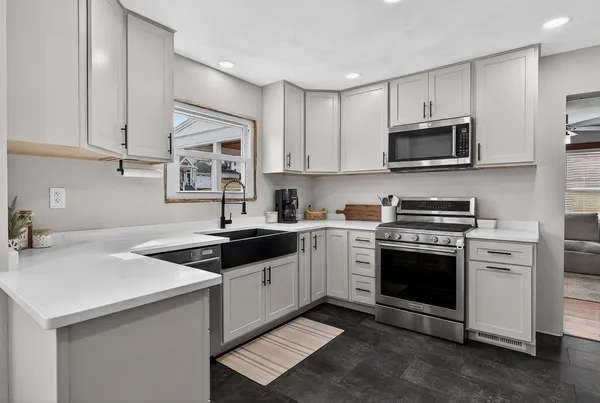 $212,500 | 305 South Warren Street, South Wayne, WI 53587