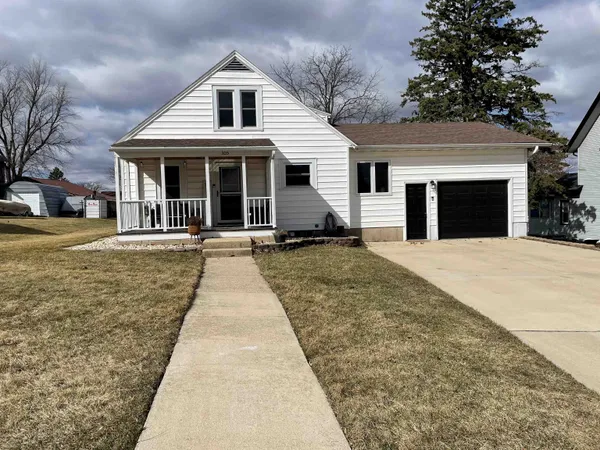 $212,500 | 305 South Warren Street, South Wayne, WI 53587