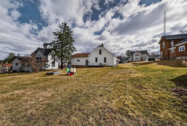 $212,500 | 305 South Warren Street, South Wayne, WI 53587