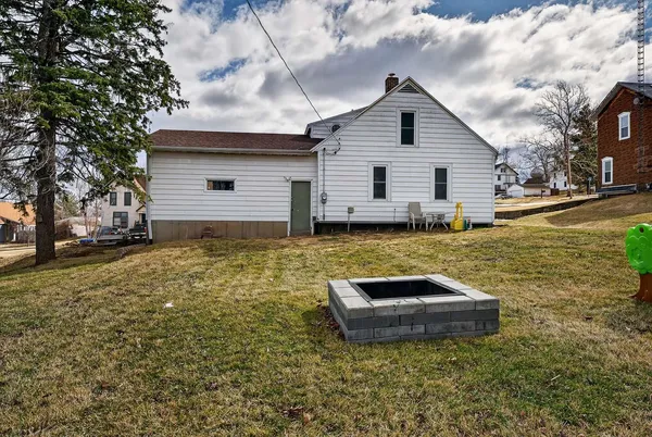 $212,500 | 305 South Warren Street, South Wayne, WI 53587