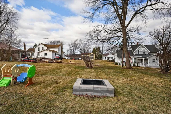 $212,500 | 305 South Warren Street, South Wayne, WI 53587