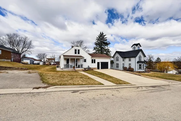 $212,500 | 305 South Warren Street, South Wayne, WI 53587