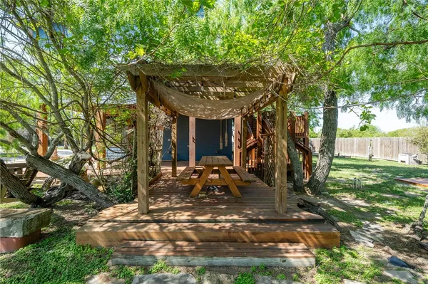 a view of a house with backyard