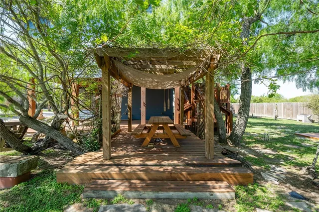 a view of a house with backyard