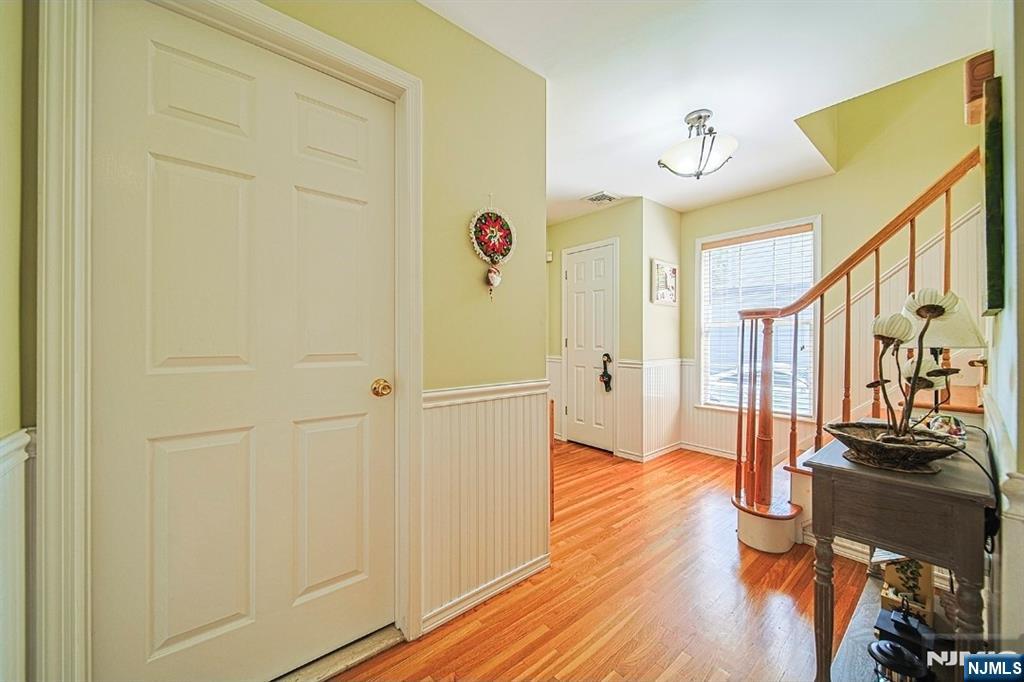 705 Gettysburg Place Paramus, NJ 07652 - Photo 13 of 32
