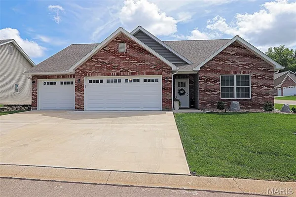$320,000 | 340 Cottonwood Lane, Farmington, MO 63640