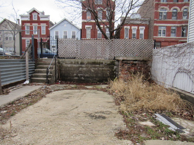 1752 West Cullerton Street Chicago, IL 60608 - Photo 4 of 31 a front view of a house with a yard