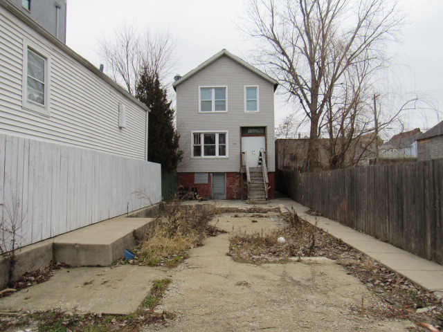1752 West Cullerton Street Chicago, IL 60608 - Photo 5 of 31 a view of a house with a snow in the background