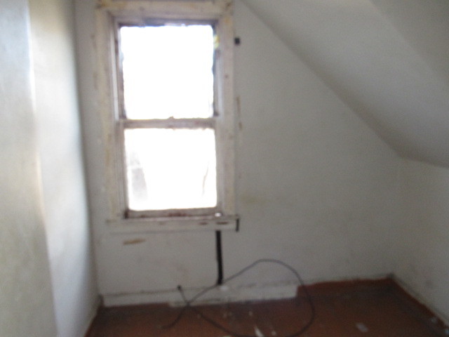 1752 West Cullerton Street Chicago, IL 60608 - Photo 8 of 31 a bathroom with a window