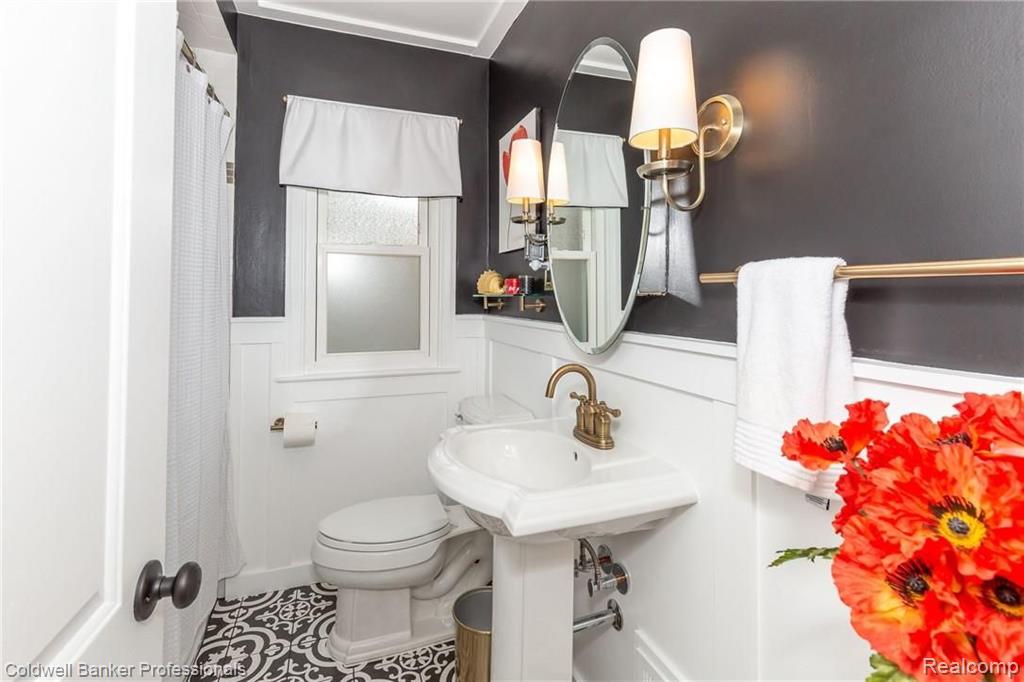 1339 Hampton Road Grosse Pointe Woods, MI 48236 - Photo 16 of 32
