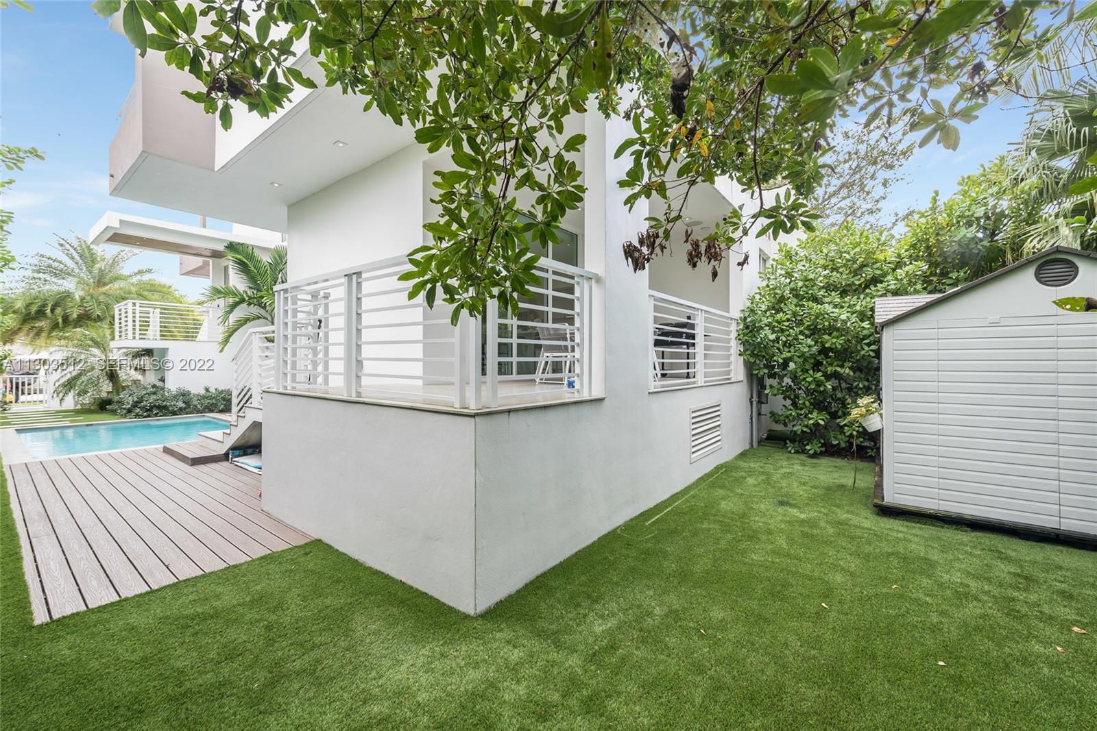 330 Fernwood Road, Unit 1 Key Biscayne, FL 33149 - Photo 17 of 29 a view of backyard with a garden and plants