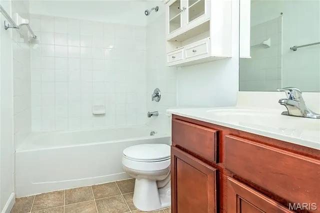 $149,000 | 1951 Greenpoint Drive, Unit 204, St. Louis, MO 63122