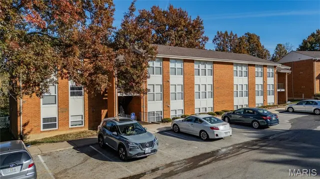 $149,000 | 1951 Greenpoint Drive, Unit 204, St. Louis, MO 63122