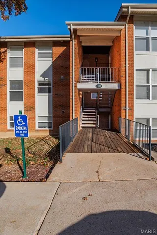 $149,000 | 1951 Greenpoint Drive, Unit 204, St. Louis, MO 63122
