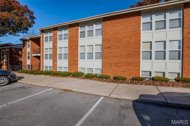 $149,000 | 1951 Greenpoint Drive, Unit 204, St. Louis, MO 63122