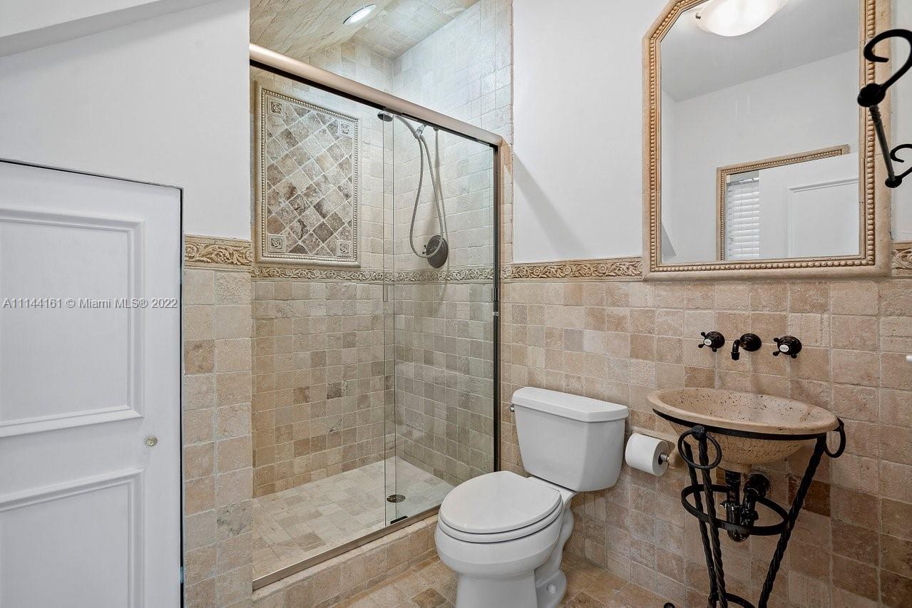 3060 Hampton Place Boca Raton, FL 33434 - Photo 20 of 60 a bathroom with a sink toilet and shower