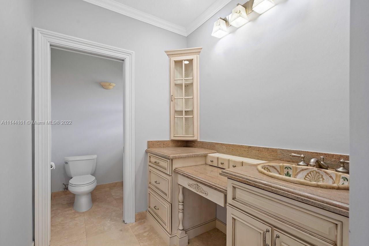 3060 Hampton Place Boca Raton, FL 33434 - Photo 38 of 60 a view of a bathroom with a sink and a toilet