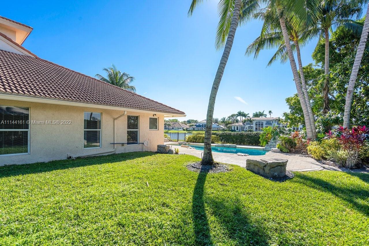 3060 Hampton Place Boca Raton, FL 33434 - Photo 47 of 60 a backyard of a house with seating space