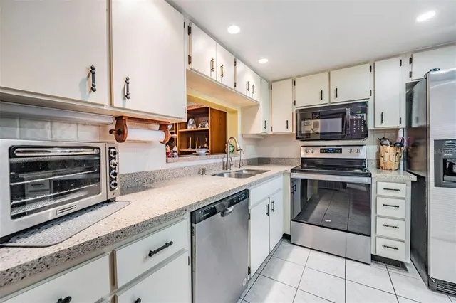 $214,999 | 2020 Lakeview Drive, Unit 102, Clearwater, FL 33763