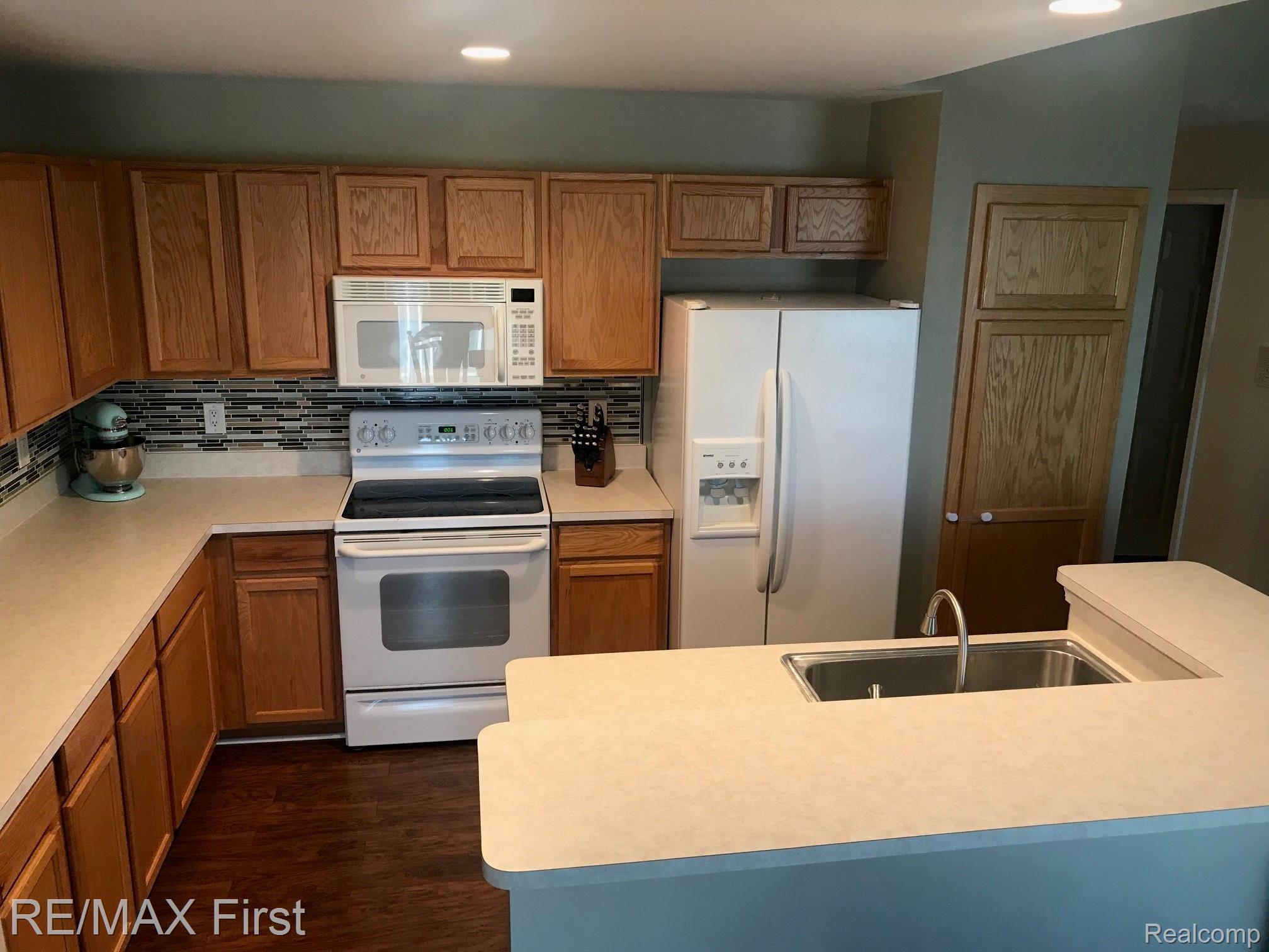 46135 Rhodes Drive Macomb, MI 48044 - Photo 5 of 26 5.jpg