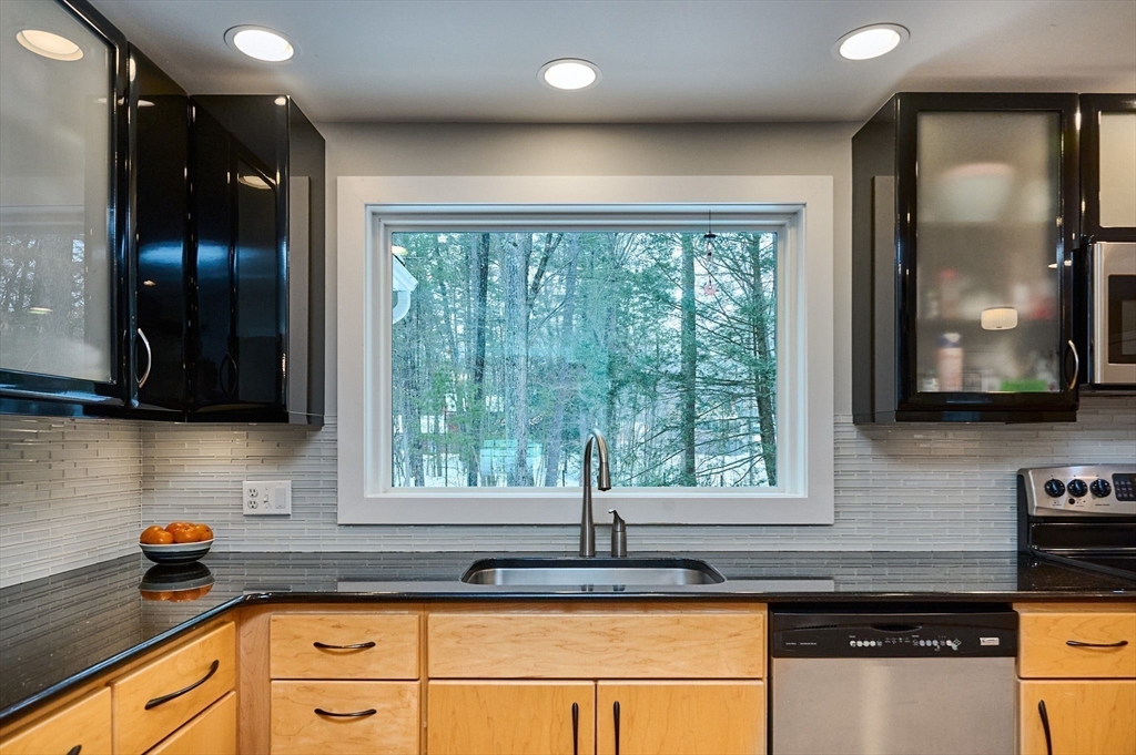 12 Kettle Pond Road Amherst, MA 01002 - Photo 5 of 42