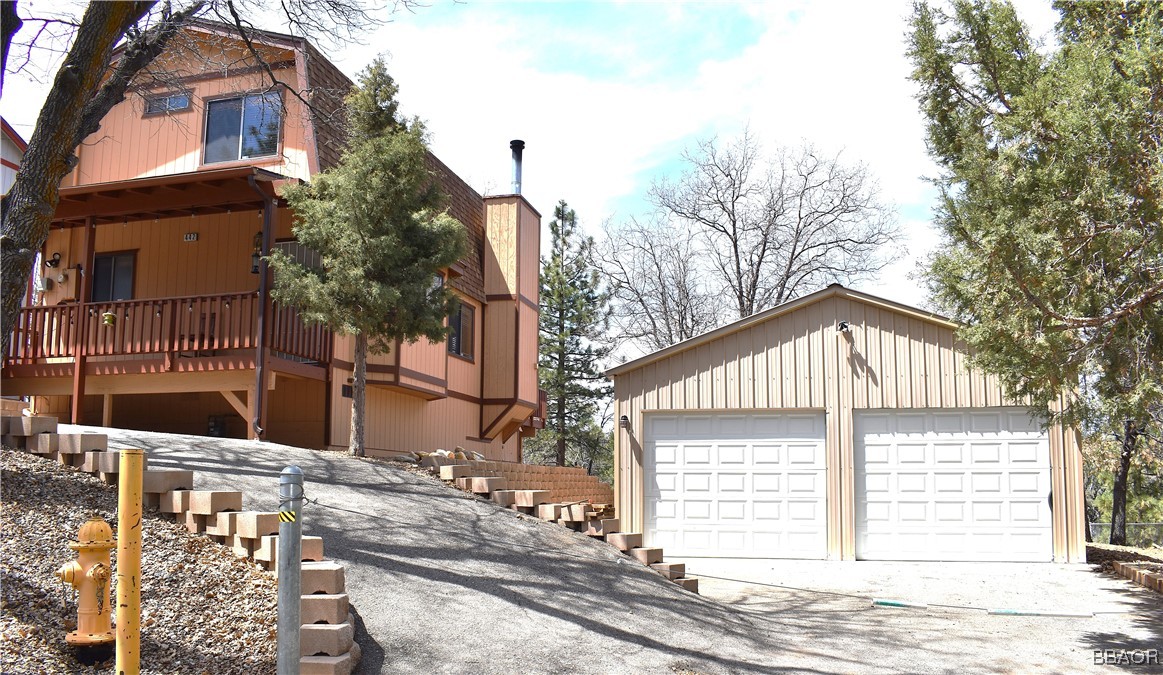 442 Inyo Avenue Sugarloaf, CA 92386 - Photo 5 of 36 a front view of a house with a yard