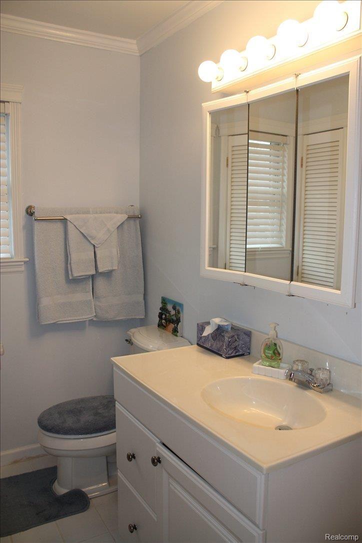 197 Ogemaw Road Pontiac, MI 48341 - Photo 15 of 17 2nd floor bath