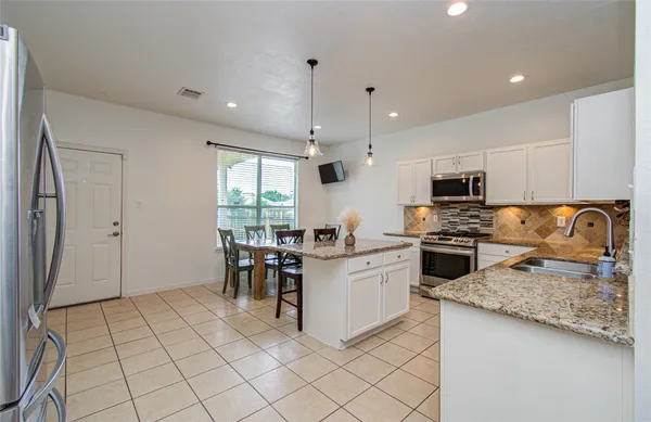 $2,100 | 24135 Pinecreek Point, Spring, TX 77373