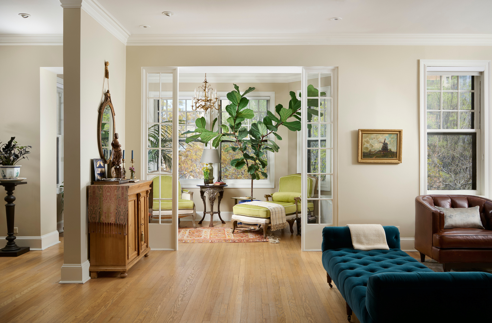 635 West Sheridan Road, Unit 3 Chicago, IL 60613 - Photo 11 of 48 a living room with furniture and a large window