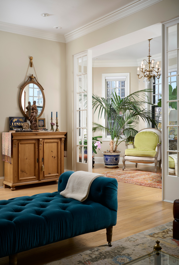 635 West Sheridan Road, Unit 3 Chicago, IL 60613 - Photo 12 of 48 a living room with furniture