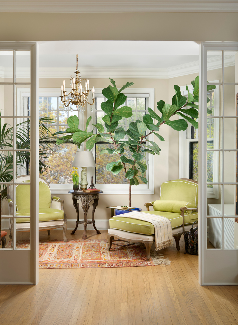 635 West Sheridan Road, Unit 3 Chicago, IL 60613 - Photo 13 of 48 a living room filled with furniture and a chandelier