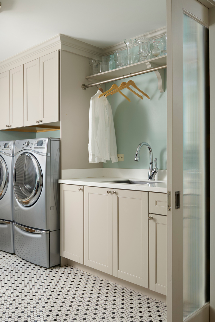 635 West Sheridan Road, Unit 3 Chicago, IL 60613 - Photo 28 of 48 a bathroom with a sink a mirror and shower