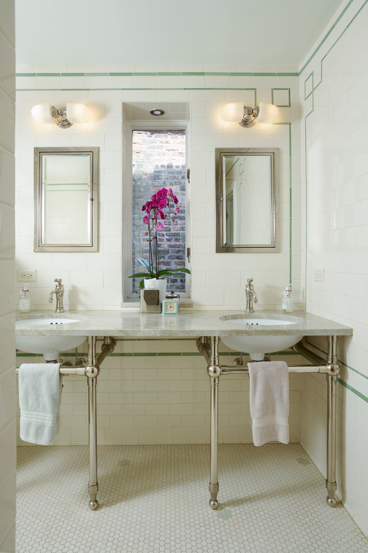 635 West Sheridan Road, Unit 3 Chicago, IL 60613 - Photo 31 of 48 a bathroom with a sink and a mirror