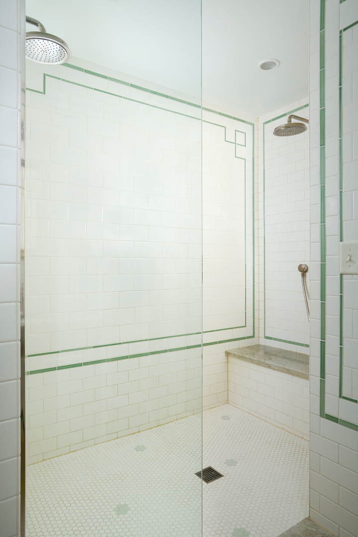 635 West Sheridan Road, Unit 3 Chicago, IL 60613 - Photo 33 of 48 a bathroom with a glass shower door