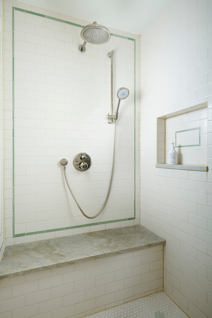 635 West Sheridan Road, Unit 3 Chicago, IL 60613 - Photo 34 of 48 a bathroom with a shower