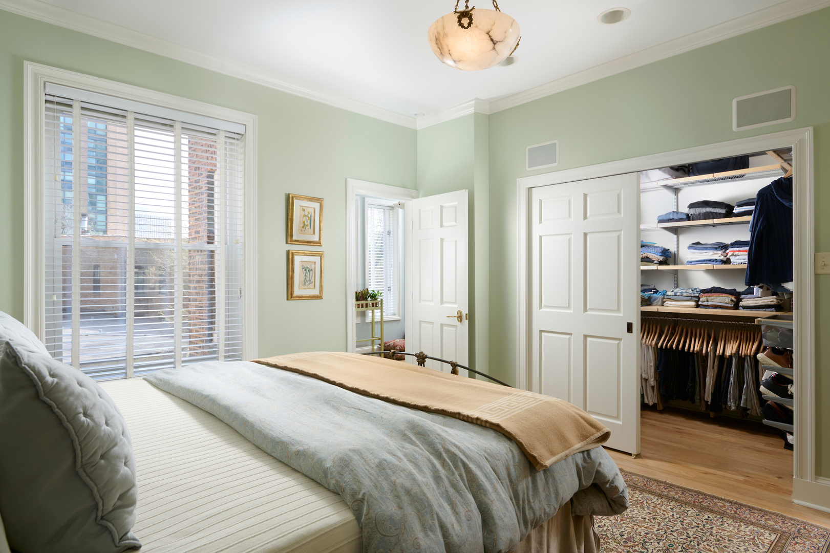 635 West Sheridan Road, Unit 3 Chicago, IL 60613 - Photo 35 of 48 a bedroom with a large bed and a window