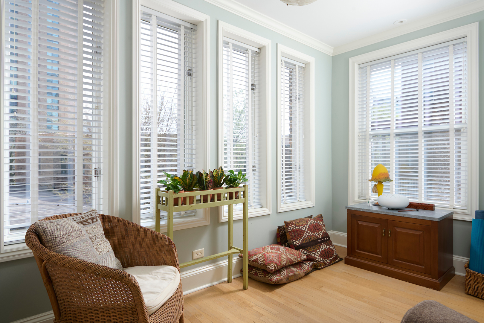 635 West Sheridan Road, Unit 3 Chicago, IL 60613 - Photo 36 of 48 a living room with furniture and a window