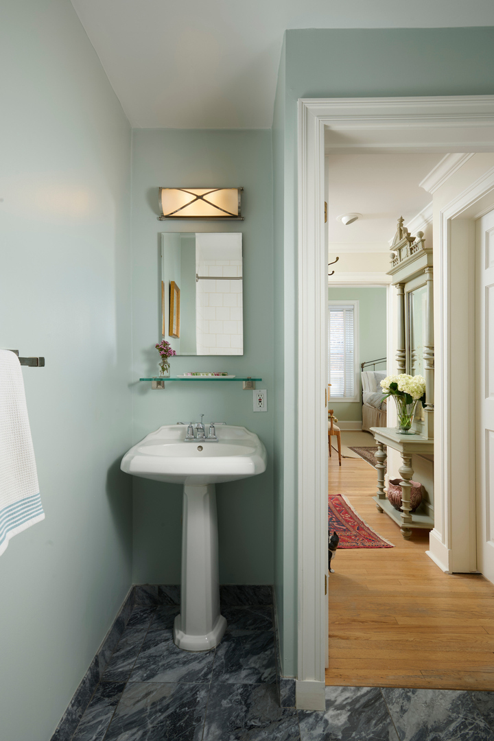635 West Sheridan Road, Unit 3 Chicago, IL 60613 - Photo 37 of 48 a bathroom with a sink and a mirror