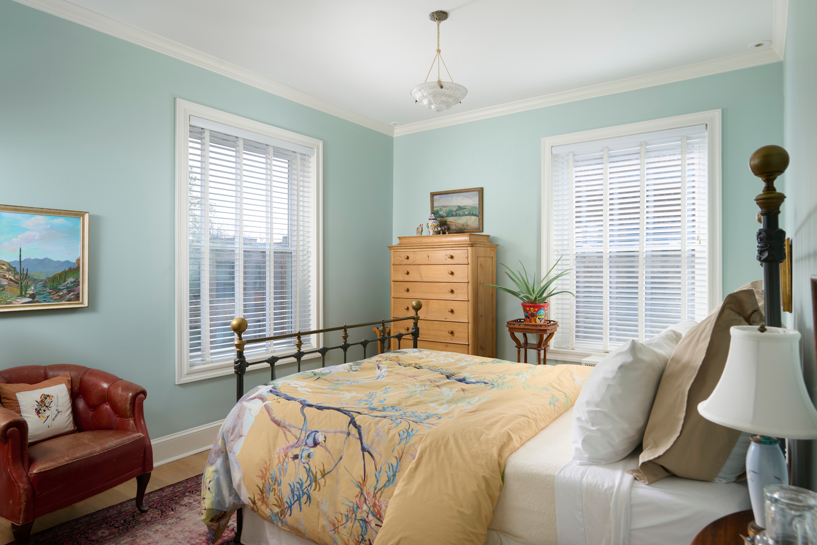 635 West Sheridan Road, Unit 3 Chicago, IL 60613 - Photo 39 of 48 a bedroom with bed and window