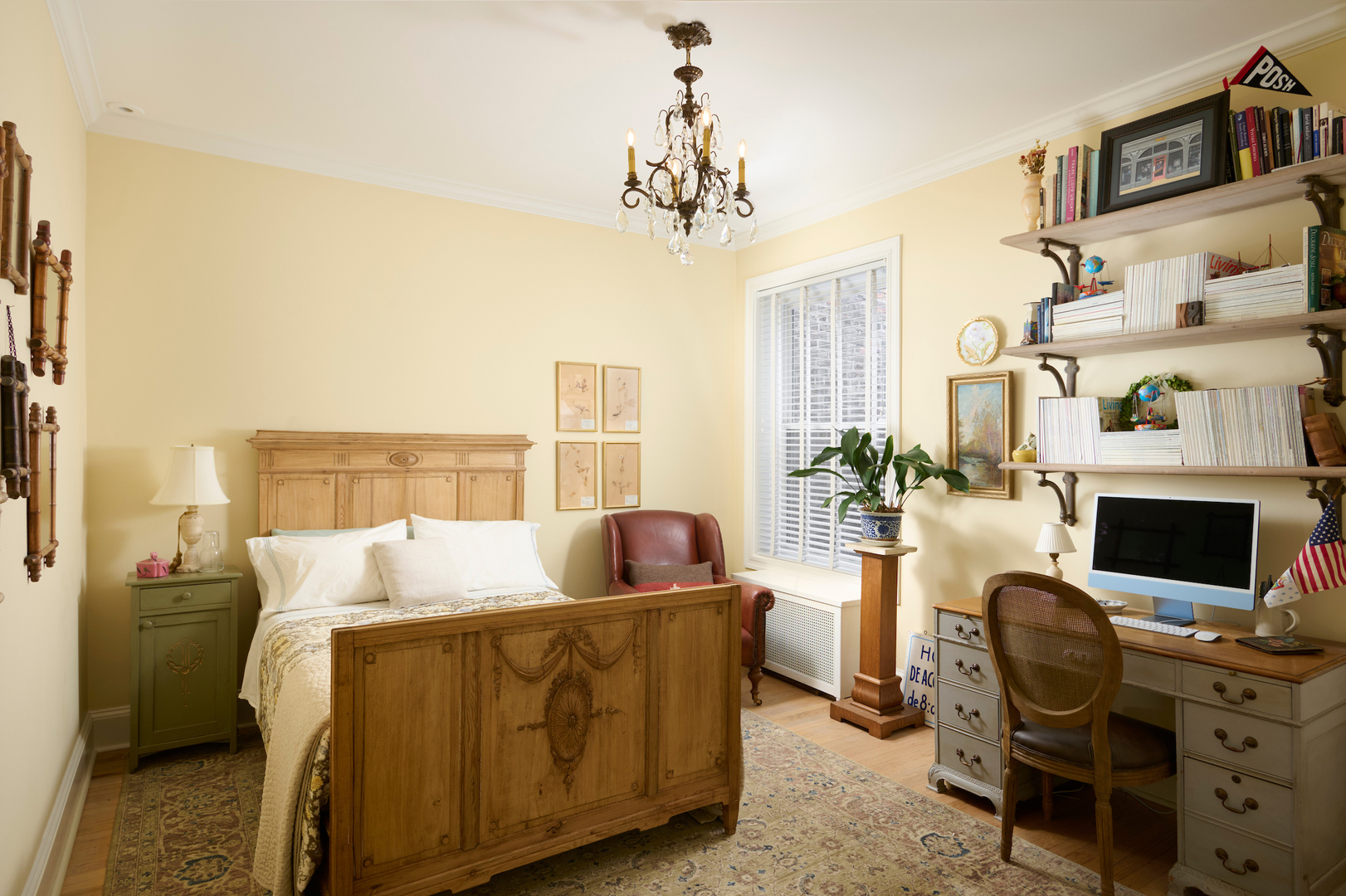 635 West Sheridan Road, Unit 3 Chicago, IL 60613 - Photo 40 of 48 a living room with furniture and a flat screen tv