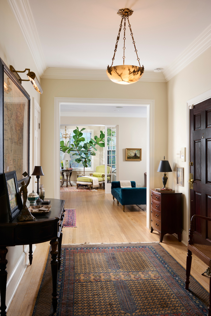 635 West Sheridan Road, Unit 3 Chicago, IL 60613 - Photo 4 of 48 a living room with furniture and a chandelier
