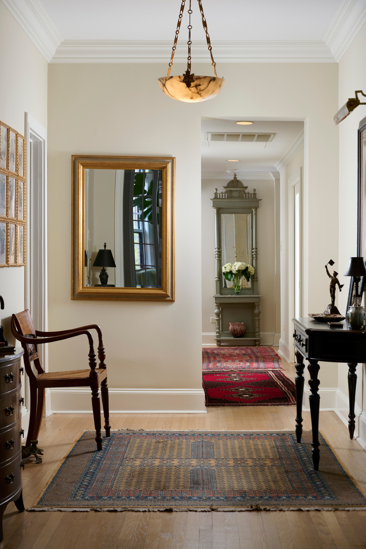 635 West Sheridan Road, Unit 3 Chicago, IL 60613 - Photo 42 of 48 a living room with furniture and a window