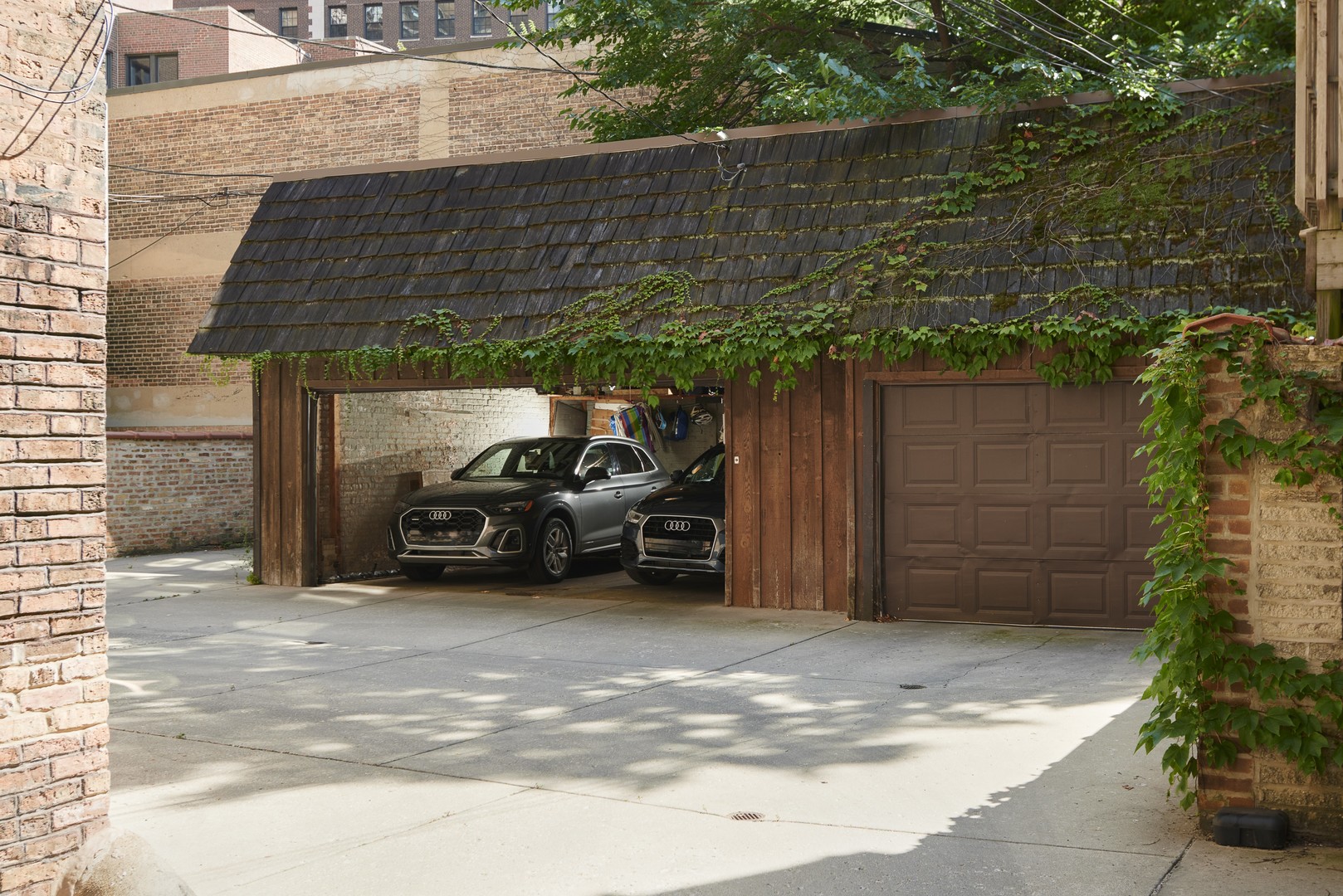 635 West Sheridan Road, Unit 3 Chicago, IL 60613 - Photo 45 of 48 a view of a car garage