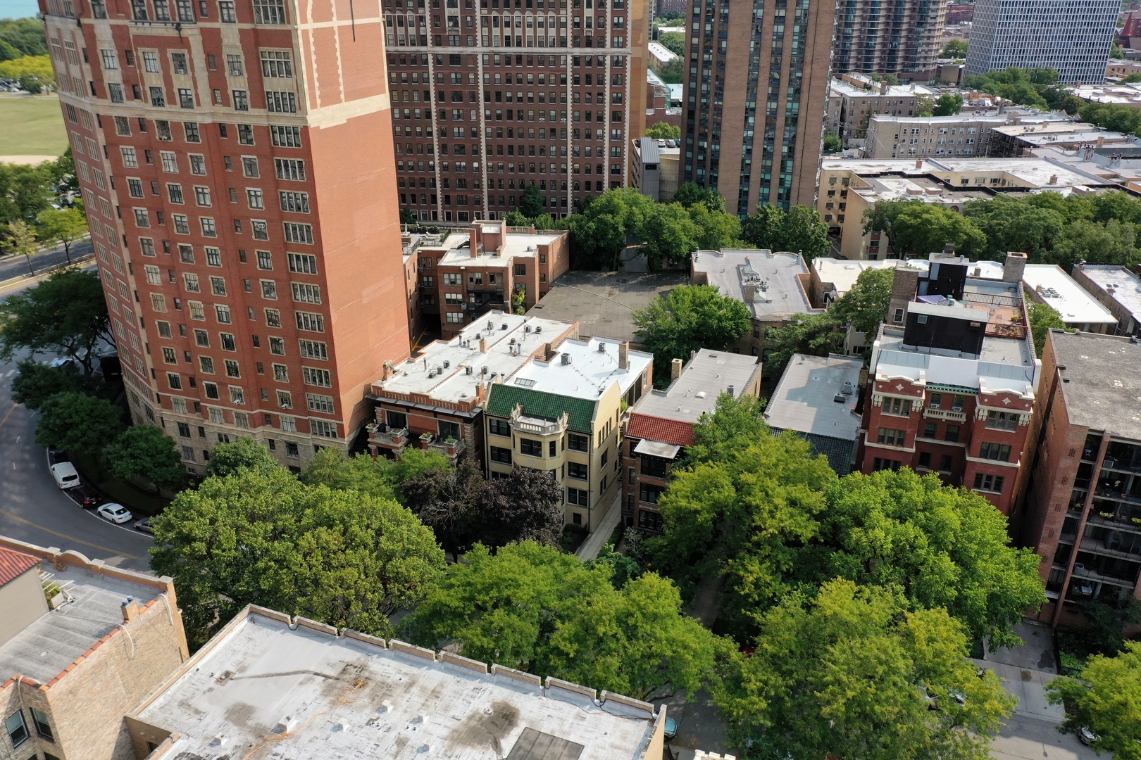 635 West Sheridan Road, Unit 3 Chicago, IL 60613 - Photo 46 of 48 aerial view of multiple houses with yard