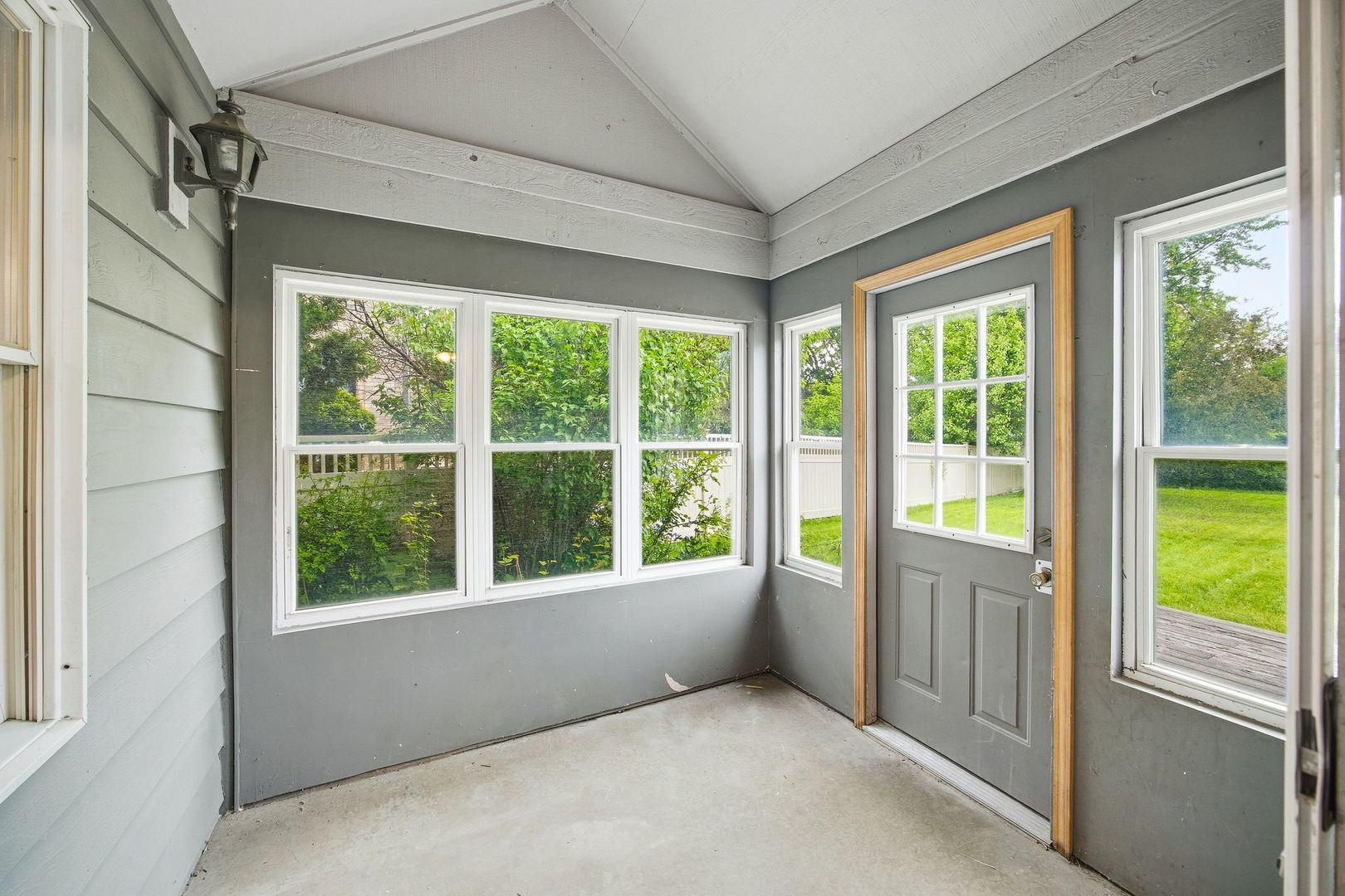 1333 Sable Drive Addison, IL 60101 - Photo 15 of 29 a view of an empty room with a window