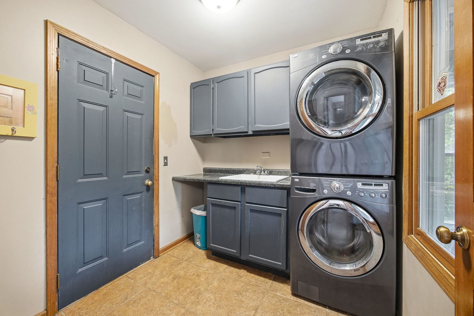1333 Sable Drive Addison, IL 60101 - Photo 17 of 29 a kitchen with a washer and dryer in it
