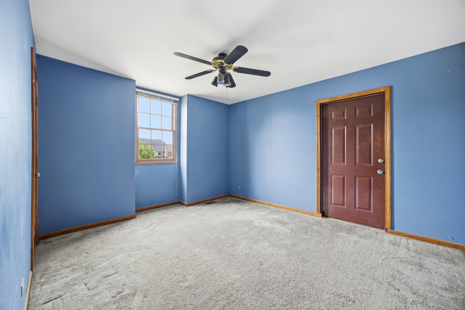 1333 Sable Drive Addison, IL 60101 - Photo 24 of 29 an empty room with windows and closet